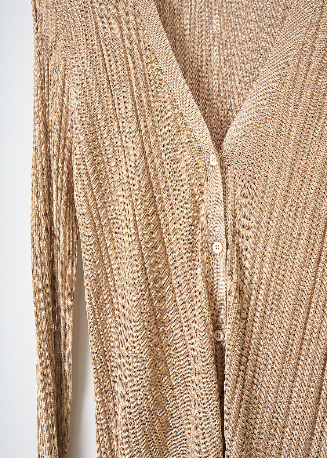 Shimmering gold lurex cable-knit sweater by Aspesi with long sleeves and a round neck, luxury designer knitwear on sale at Kiki's Stocksale boutique in Maastricht.