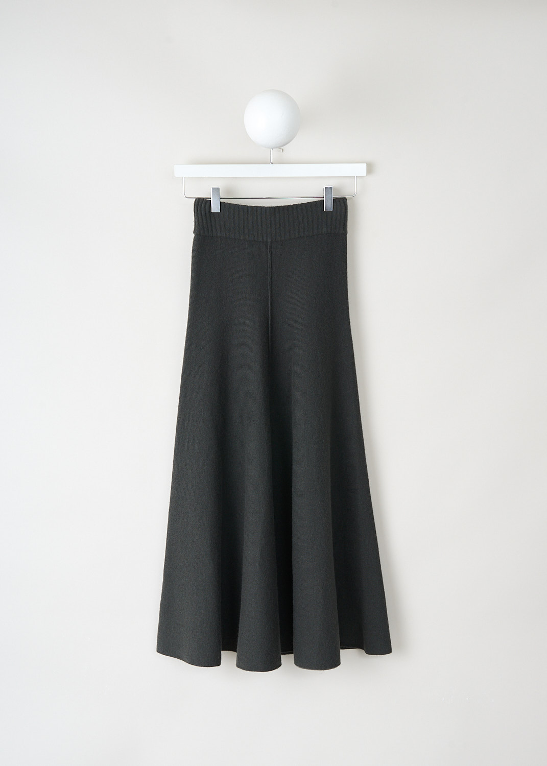 Back view of Pringle of Scotland A-line maxi skirt in dark khaki with decorative centre seam in wool-cashmere blend, available at Kiki’s Stocksale designer outlet Maastricht.