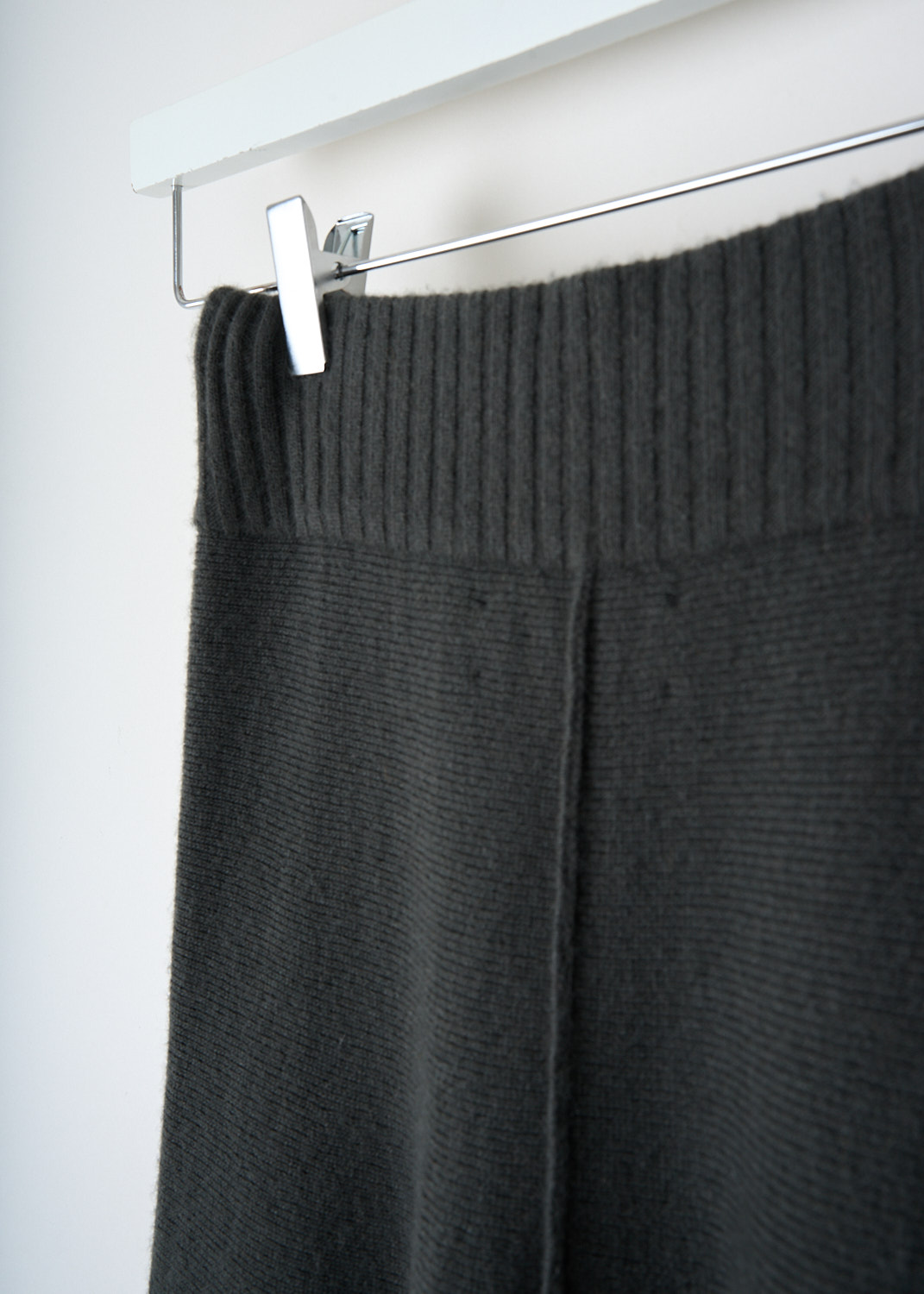 Detail of Pringle of Scotland dark khaki maxi skirt in 70% wool and 30% cashmere showing ribbed elastic waistband and fine knit texture, at Kiki’s Stocksale designer outlet Maastricht.