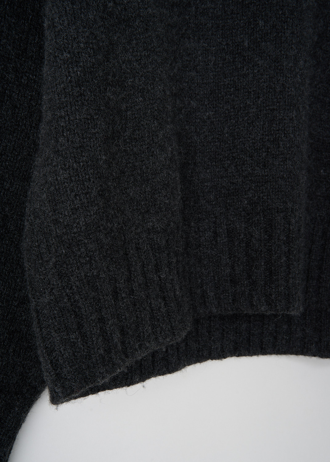 Soft charcoal cashmere knit with ribbed cuff finish on Pringle of Scotland sweater available at Kiki's Stocksale Maastricht.