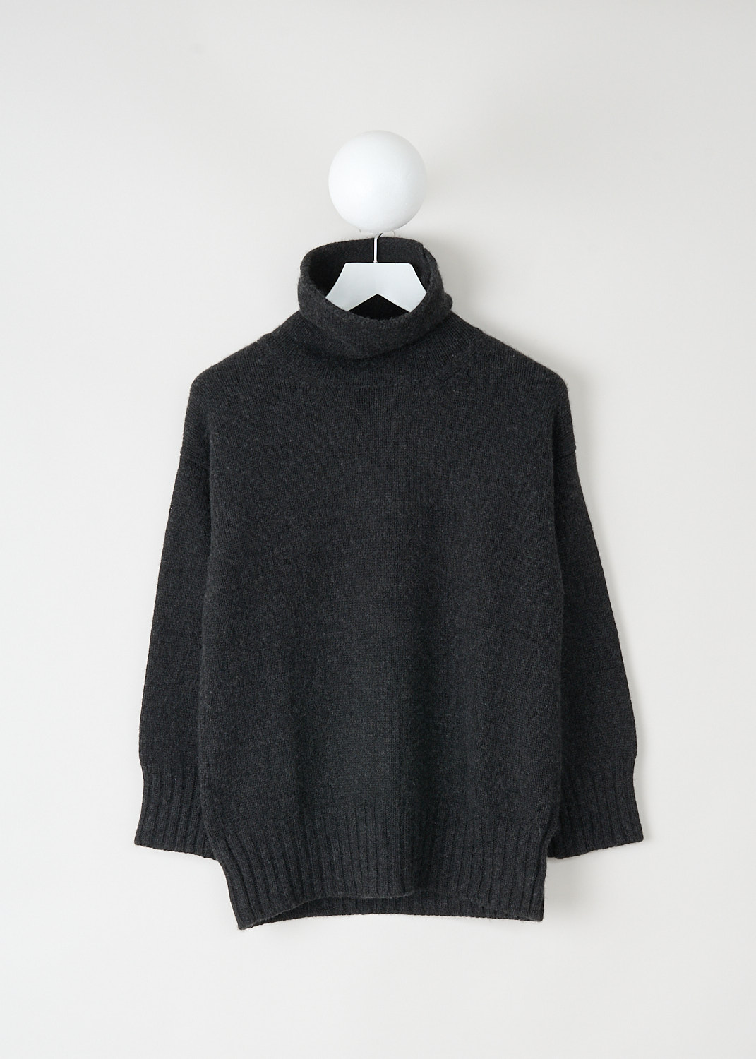 Pringle of Scotland charcoal cashmere turtleneck sweater with ribbed collar, cuffs and hem at Kiki's Stocksale Maastricht designer outlet.