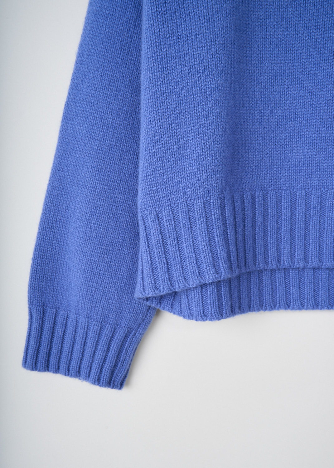 Detail of the Pringle of Scotand lavender cashmere sweater on sale at Kiki's Stocksale Maastricht