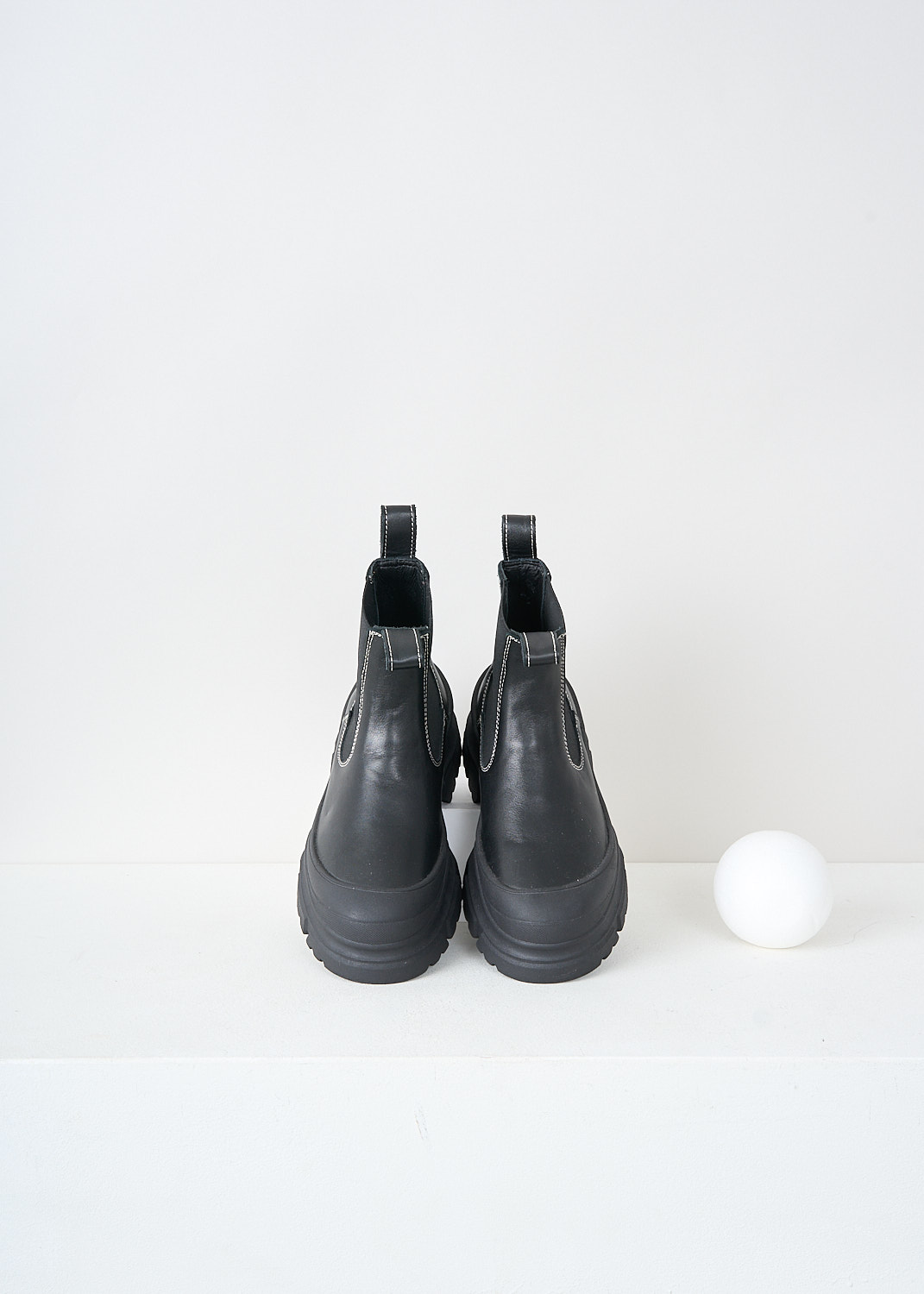 Sofie d'Hoore, Black leather Fabulous ankle boots, FABULOUS_LNAP_03_BLACK, Black, Top, These black leather Fabulous ankle boots have two pull-tabs on the topline. Contrasting white stitching can be found throughout. These shoes have elasticated side panels. These boots have a round toe with a black toe-cap and chunky black sole.

