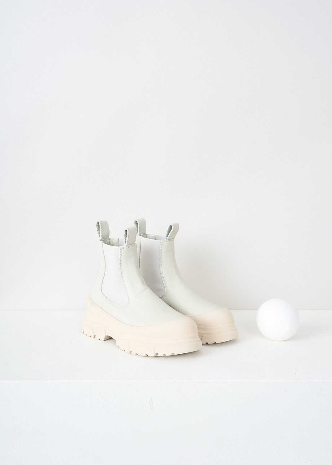 Sofie d'Hoore, White leather Fabulous ankle boots, FABULOUS_LNAP_01_MASTIC, White, Front, These white leather Fabulous ankle boots have two pull-tabs on the topline. These shoes have elasticated side panels. These boots have a round toe with a white toe-cap and chunky white sole.
