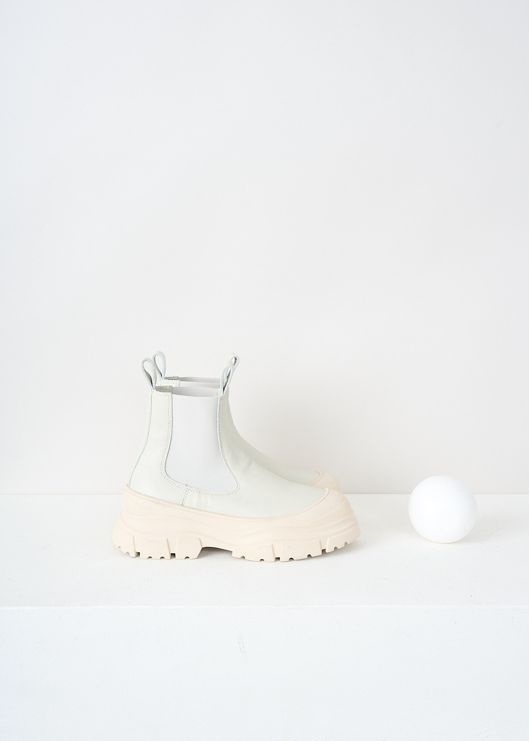 Sofie d'Hoore, White leather Fabulous ankle boots, FABULOUS_LNAP_01_MASTIC, White, Side, These white leather Fabulous ankle boots have two pull-tabs on the topline. These shoes have elasticated side panels. These boots have a round toe with a white toe-cap and chunky white sole.
