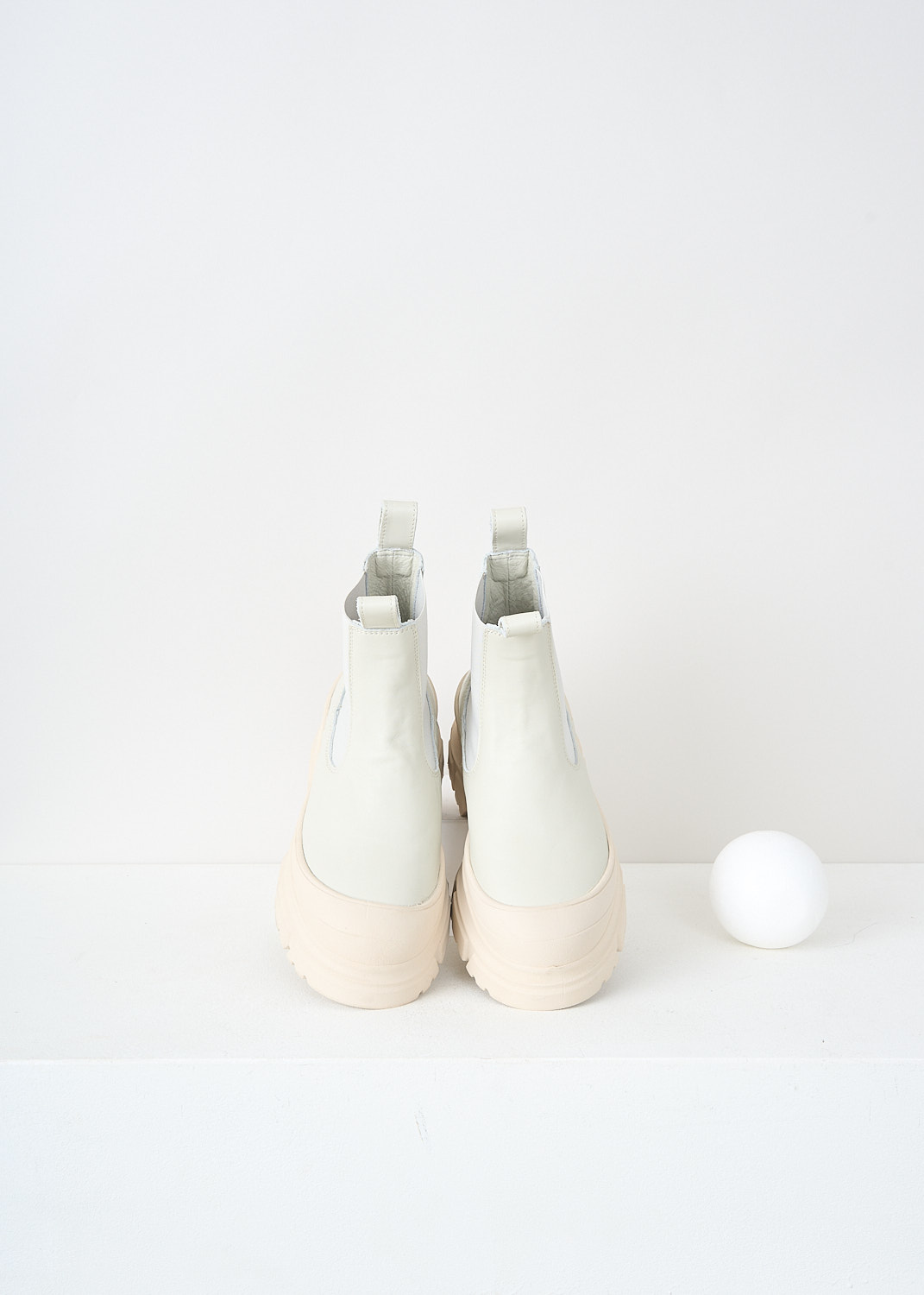 Sofie d'Hoore, White leather Fabulous ankle boots, FABULOUS_LNAP_01_MASTIC, White, Top, These white leather Fabulous ankle boots have two pull-tabs on the topline. These shoes have elasticated side panels. These boots have a round toe with a white toe-cap and chunky white sole.
