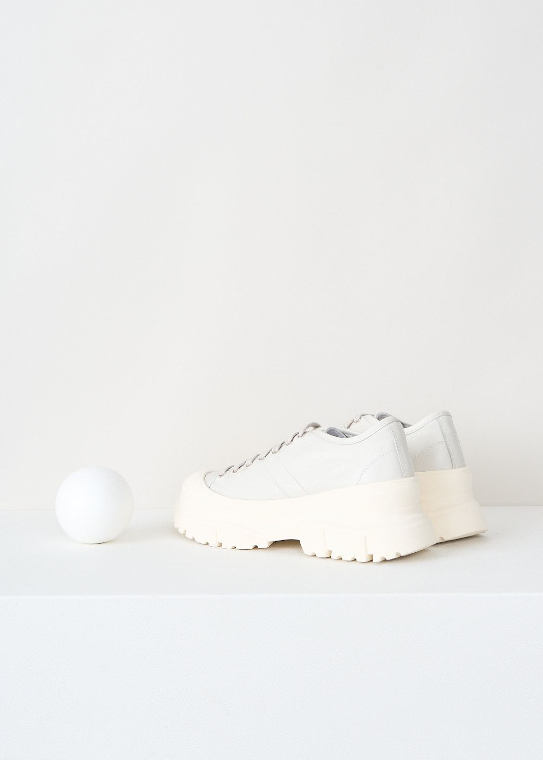 Sofie d'Hoore, Chunky Feat sneakers in off-white, S24_FEAT_LNAP_02_CLOUD, White, Back, These off-white leather Feat sneakers have a front lace-up closure with matching laces. These sneakers have ridged platform soles. 

