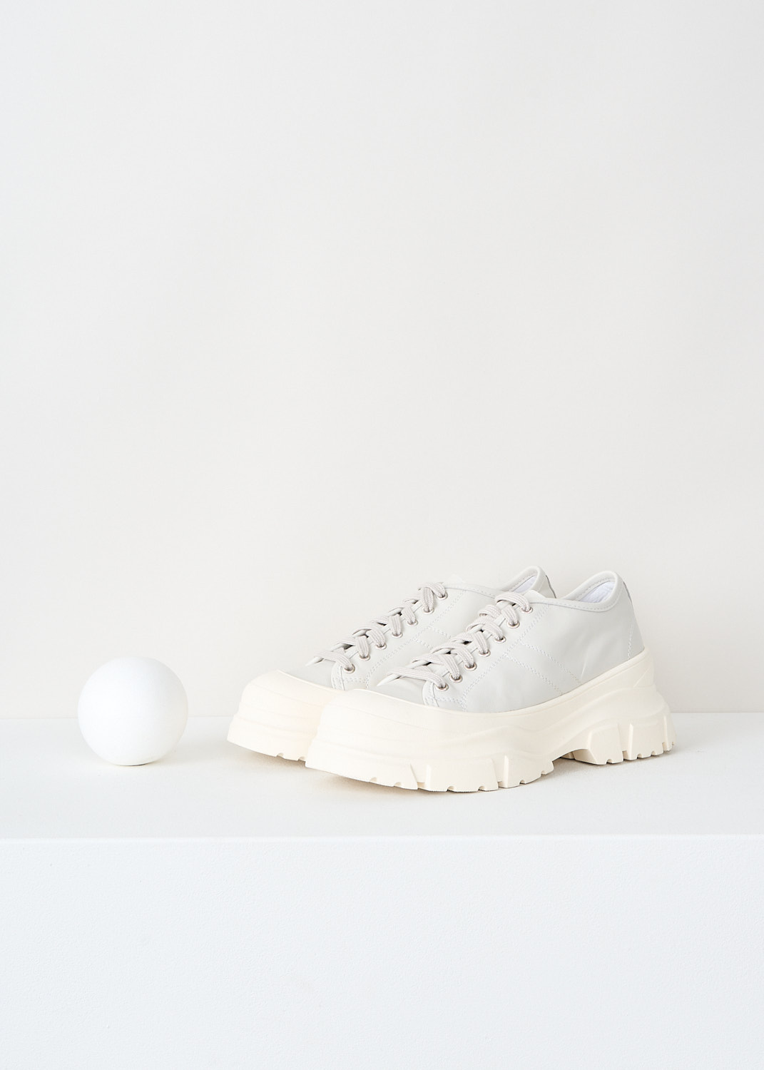 Sofie d'Hoore, Chunky Feat sneakers in off-white, S24_FEAT_LNAP_02_CLOUD, White, Front, These off-white leather Feat sneakers have a front lace-up closure with matching laces. These sneakers have ridged platform soles. 

