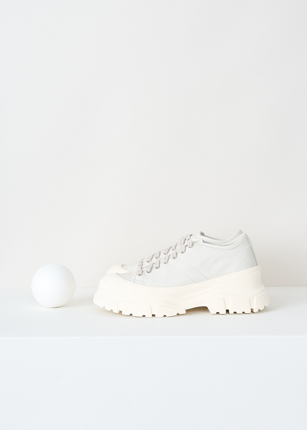 Sofie d'Hoore, Chunky Feat sneakers in off-white, S24_FEAT_LNAP_02_CLOUD, White, Side, These off-white leather Feat sneakers have a front lace-up closure with matching laces. These sneakers have ridged platform soles. 

