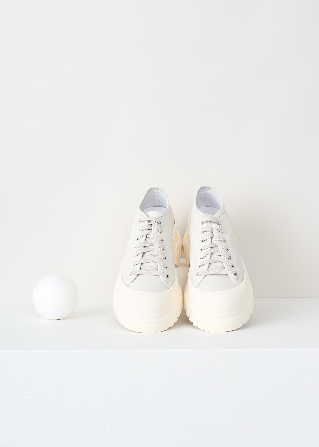 Sofie d'Hoore, Chunky Feat sneakers in off-white, S24_FEAT_LNAP_02_CLOUD, White, Top, These off-white leather Feat sneakers have a front lace-up closure with matching laces. These sneakers have ridged platform soles. 

