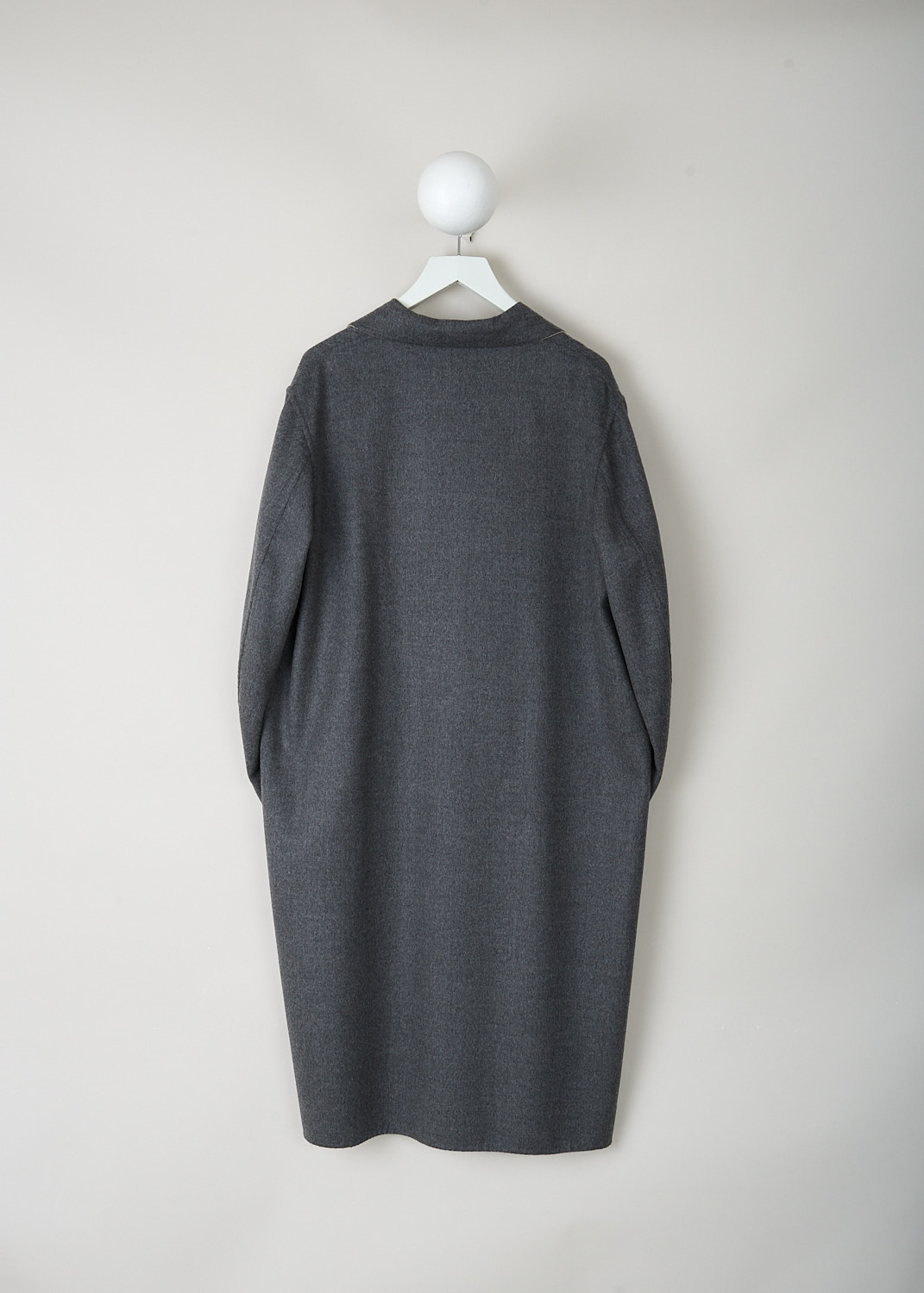 Sofie d’Hoore Cite reversible coat in Oatmeal Melange Grey with long sleeves and straight hem, versatile luxury outerwear from the Kiki Niesten outlet Maastricht