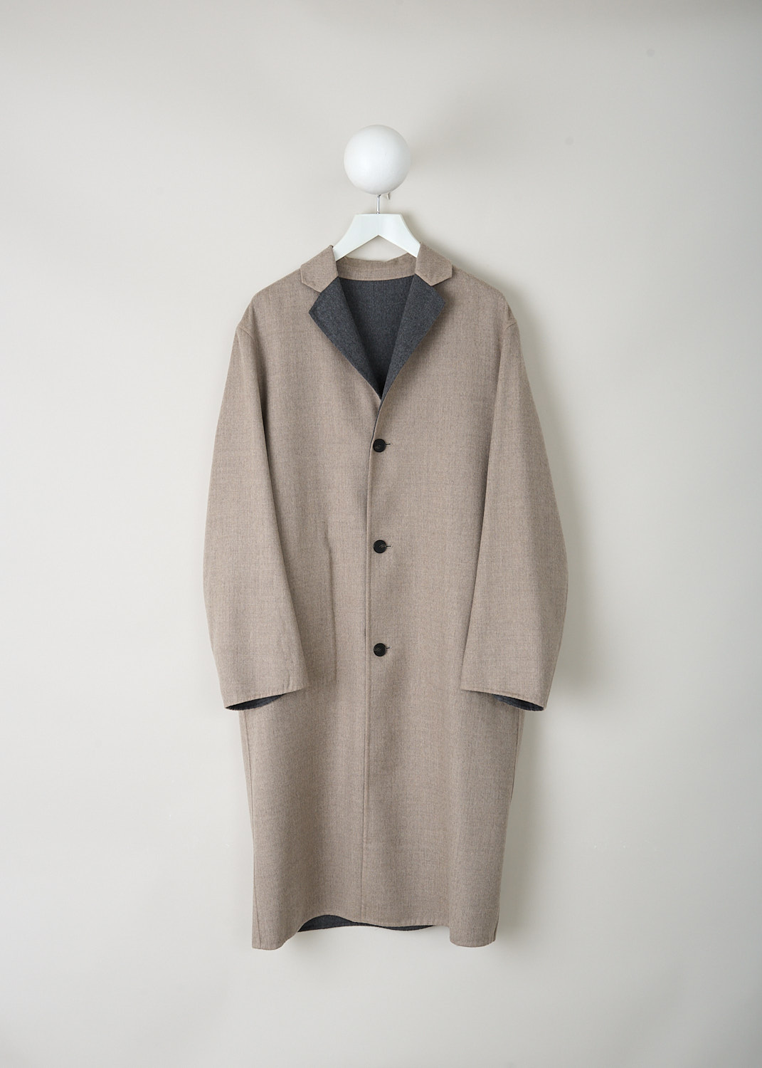 Sofie d’Hoore Cite reversible wool coat with beige side, notched lapel, front button fastening and slanted pockets, luxury designer outerwear at Kiki Niesten Maastricht