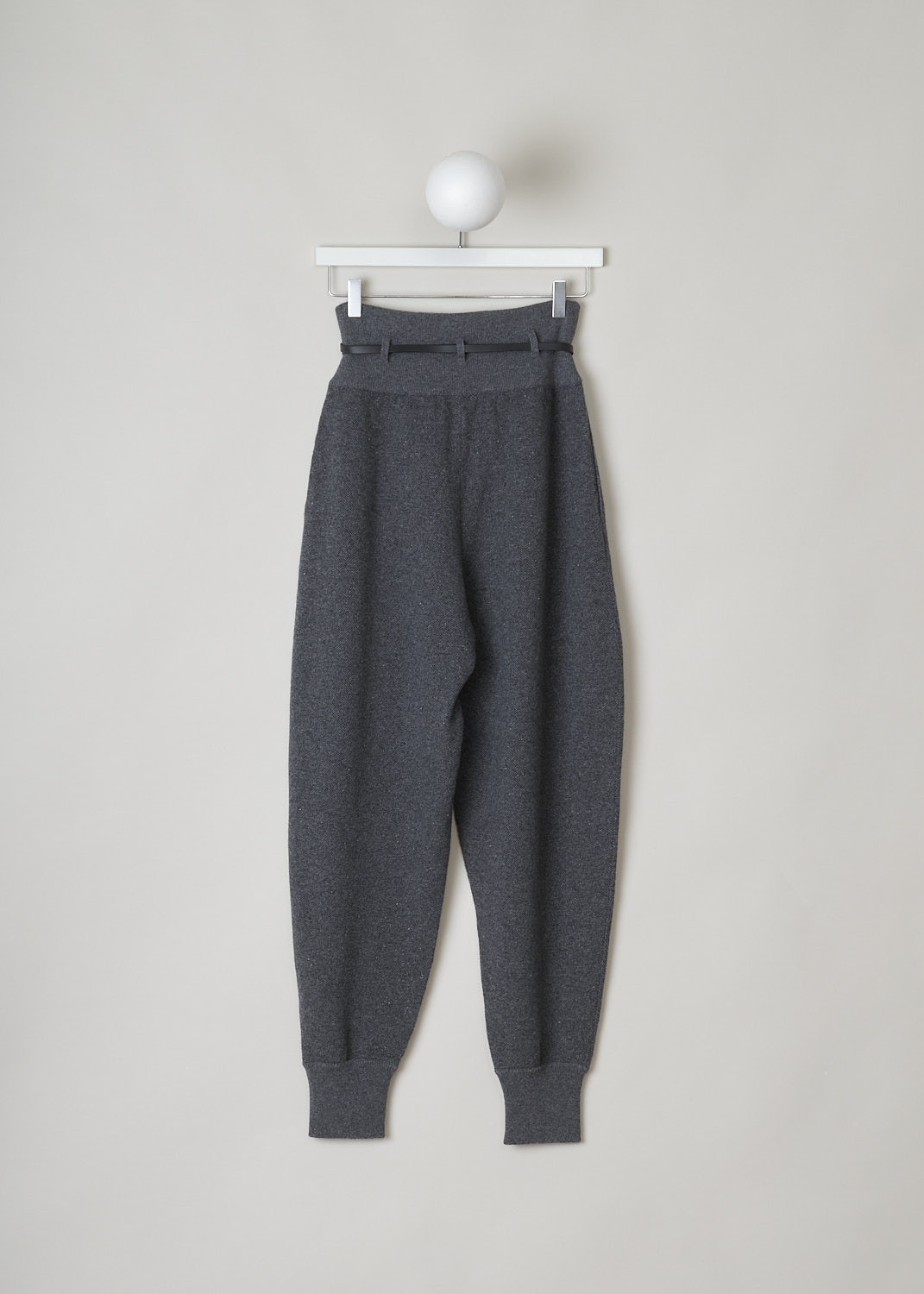 THE ROW, HEATHER GREY PANTS WITH LEATHER BELT, DADO_PANT_5765F377_GREY_MELANGE, Grey, Back, These heather grey cashmere-blend pants are high-waisted. The broad elasticated waistband has a ribbed finish. These pants come with a narrow leather belt with a silver-tone D-ring. The balloon pants legs have front pleats, concealed slanted pockets and elasticated ankle cuffs.
