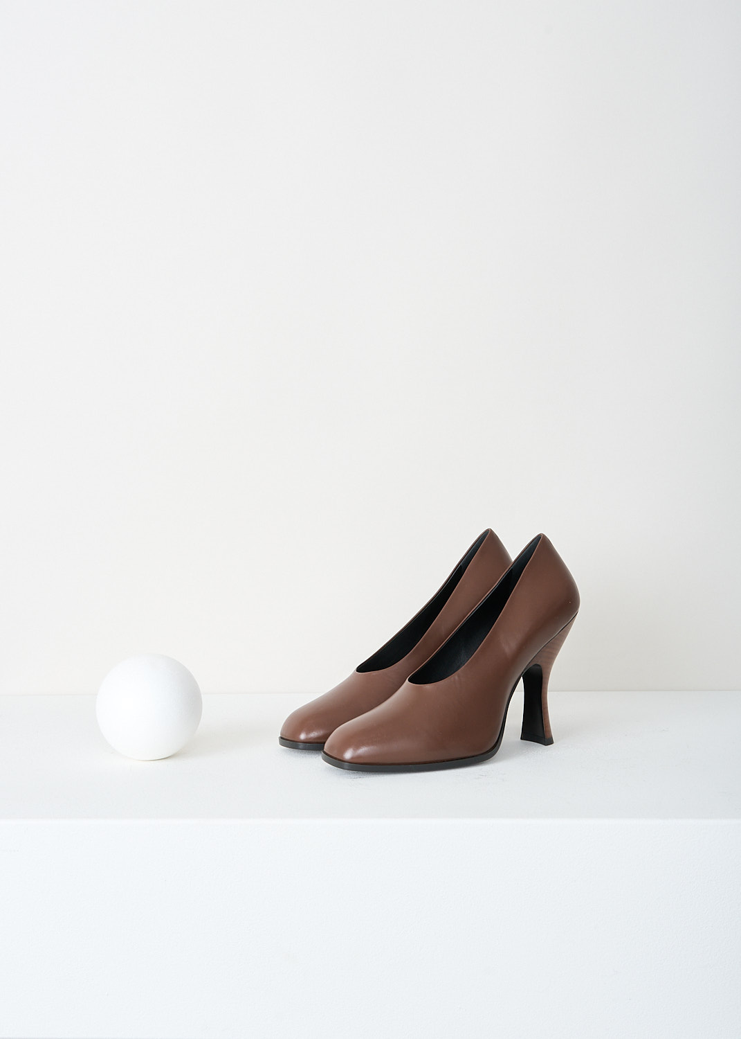 The Row, Jade pumps in Walnut, JADE_PUMP_F1194_L35_WALNUT, Brown, Front, These pumps in the color Walnut have an almond toe and a trapezoid heel.
