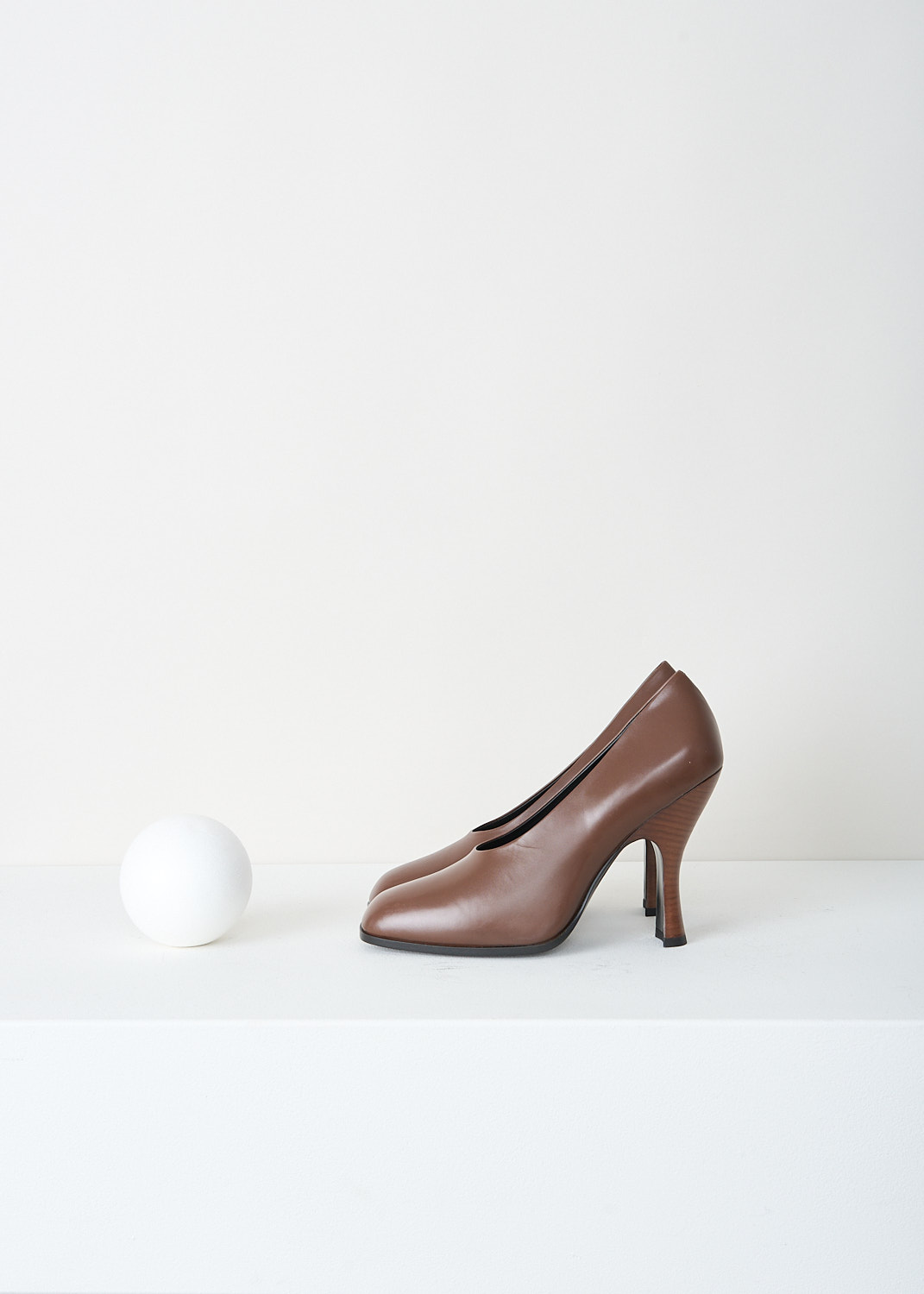 The Row, Jade pumps in Walnut, JADE_PUMP_F1194_L35_WALNUT, Brown, Side, These pumps in the color Walnut have an almond toe and a trapezoid heel.
