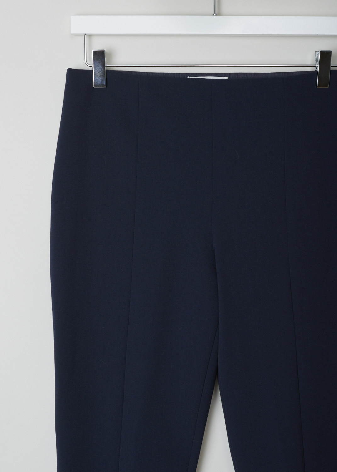 The Row, Midnight blue Losso pants, losso_pant_4232WI_223_midnight_blue, Blue, Detail, These mid-rise midnight blue Losso pants don't have a pronounced waistband. They have a slim fit with a concealed zipper in the side seam. The tapered pant legs have pressed centre creases. 
