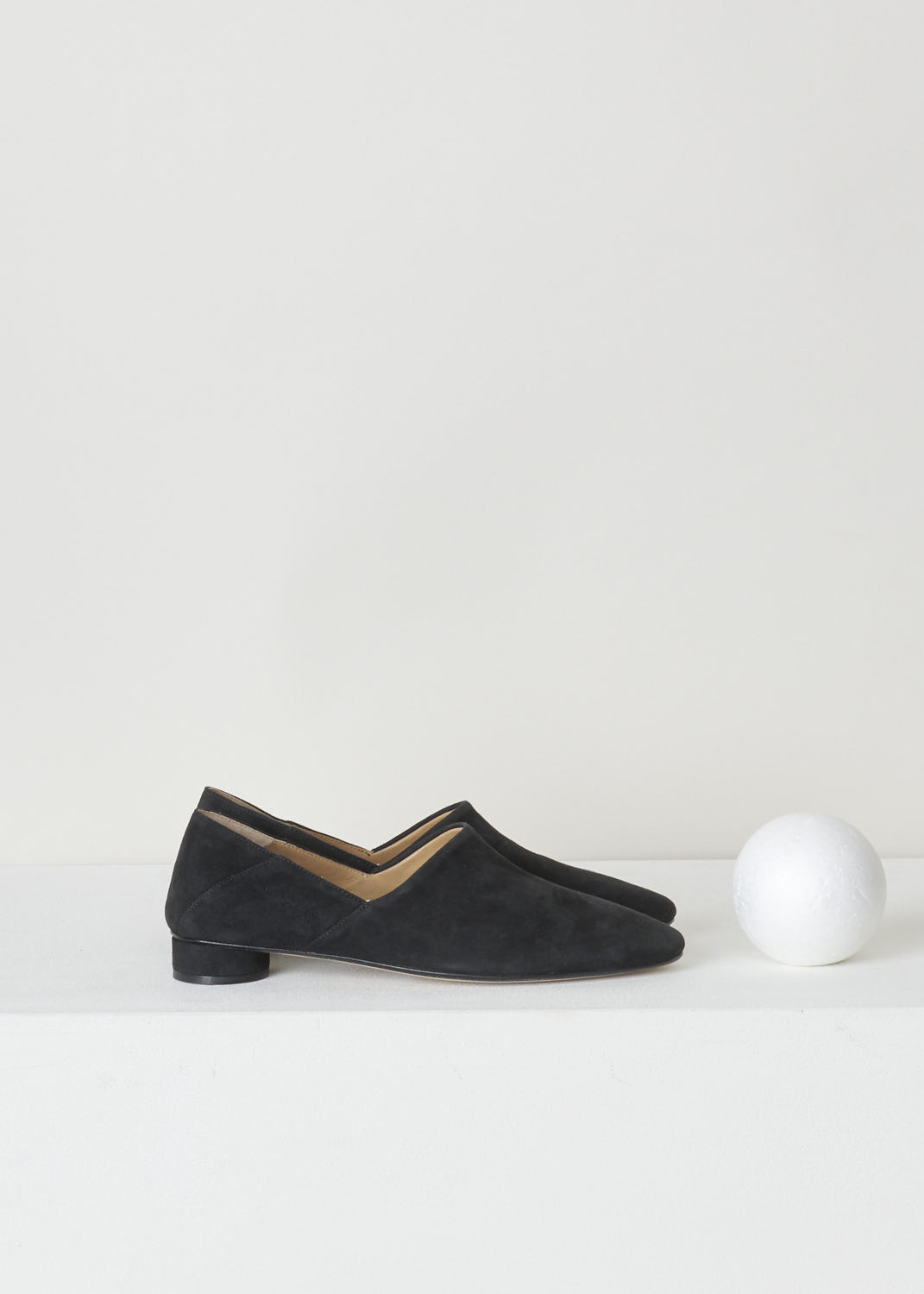 THE ROW, BLACK SUEDE SLIPPER, NOELLE_F1000_L25_BLK, Black, Side, Minimalistic black suede slipper. The slip-in model features a rounded toe vamp. The sober design is exactly what makes these shoes so beautiful.
