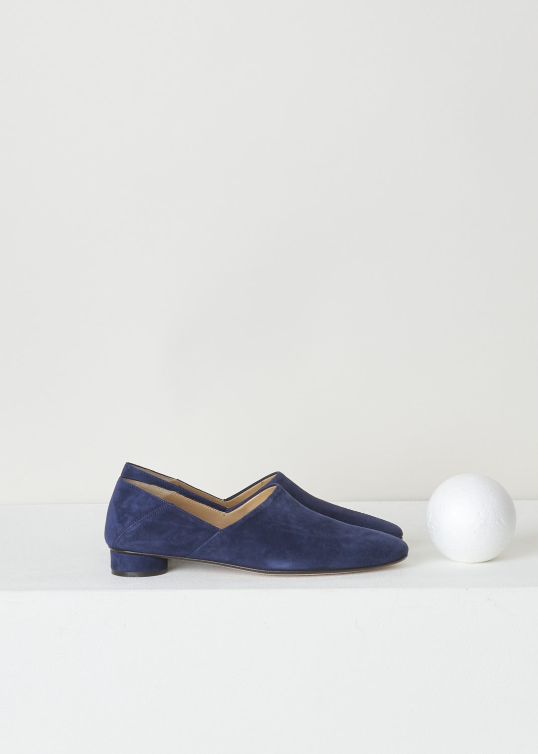 THE ROW, NAVY BLUE SUEDE SLIPPER, NOELLE_F1000_L25_NVY, Blue, side, Minimalistic navy blue suede slipper. The slip-in model features a rounded toe vamp. The sober design is exactly what makes these shoes so beautiful.
