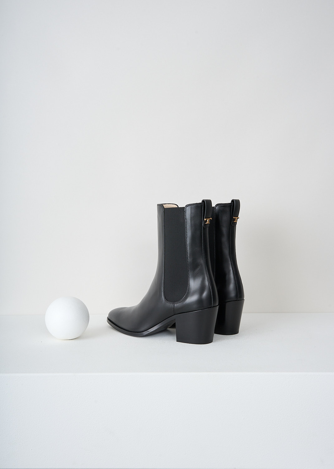 Tod's black leather boots available at Kiki's Stocksale boutique 
