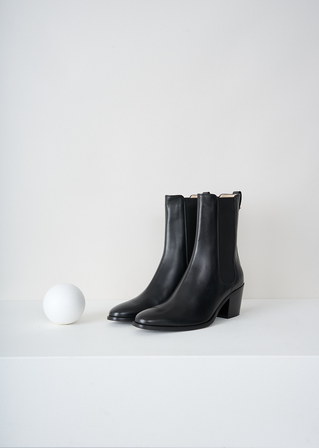 Black leather designer boots by Tod's at Kiki's Stocksale Maastricht