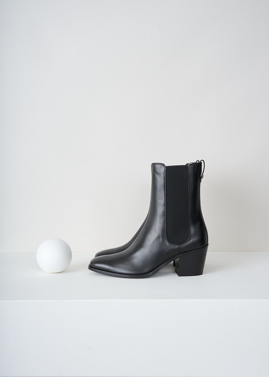 Black leather designer boots by Tod's at Kiki's Stocksale Maastricht