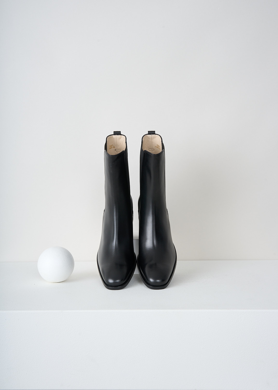Black leather designer boots on sale by Tod's at Kiki's Stocksale Maastricht