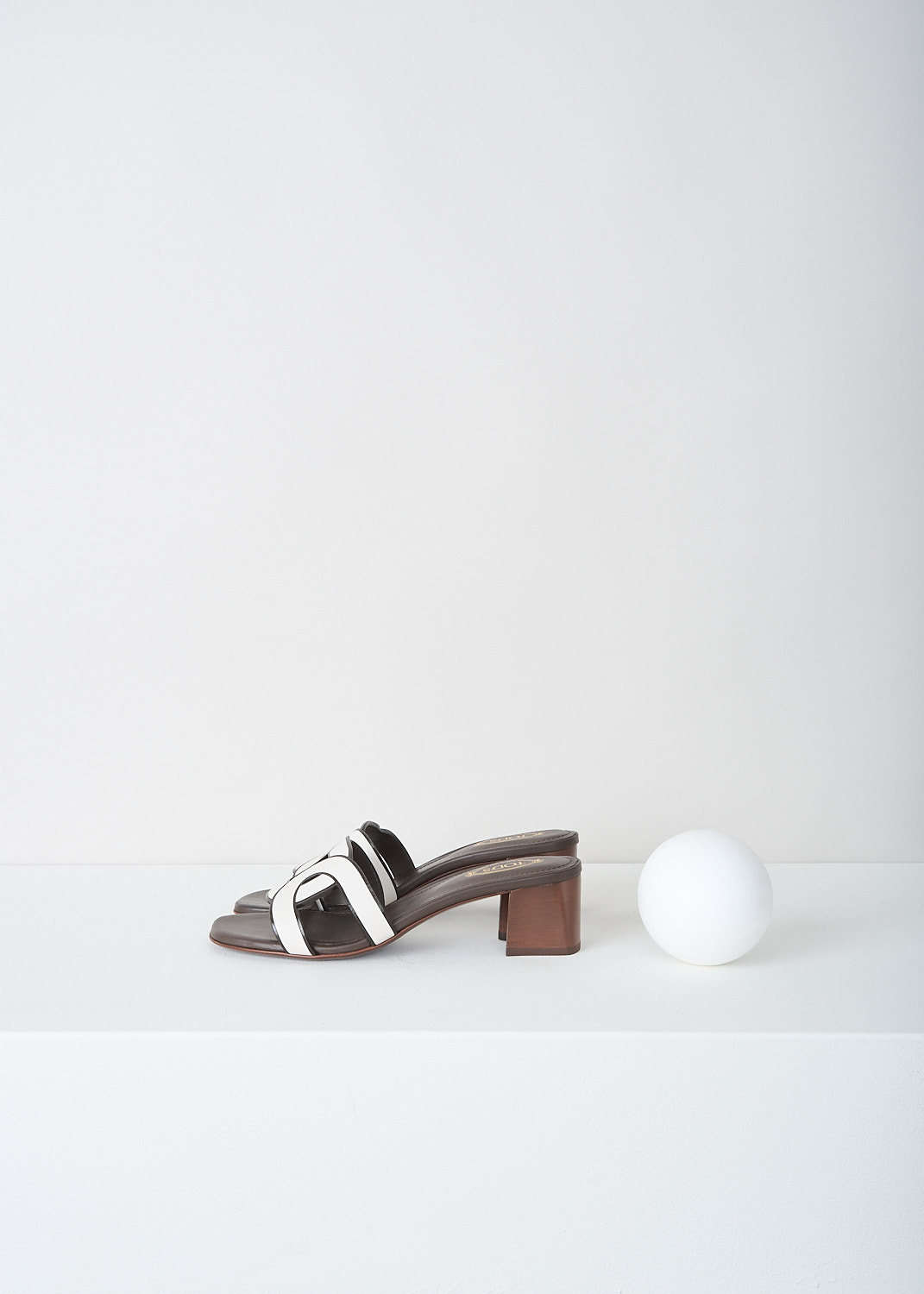 Tod's, Two-tone pumps with chain-like strap, XXW04J0GU70_MID_B001, White, Side, These slip-on pumps have a brown heel and sole and a contrasting white chain-like logo strap. These sandals have a squared open toe. 
