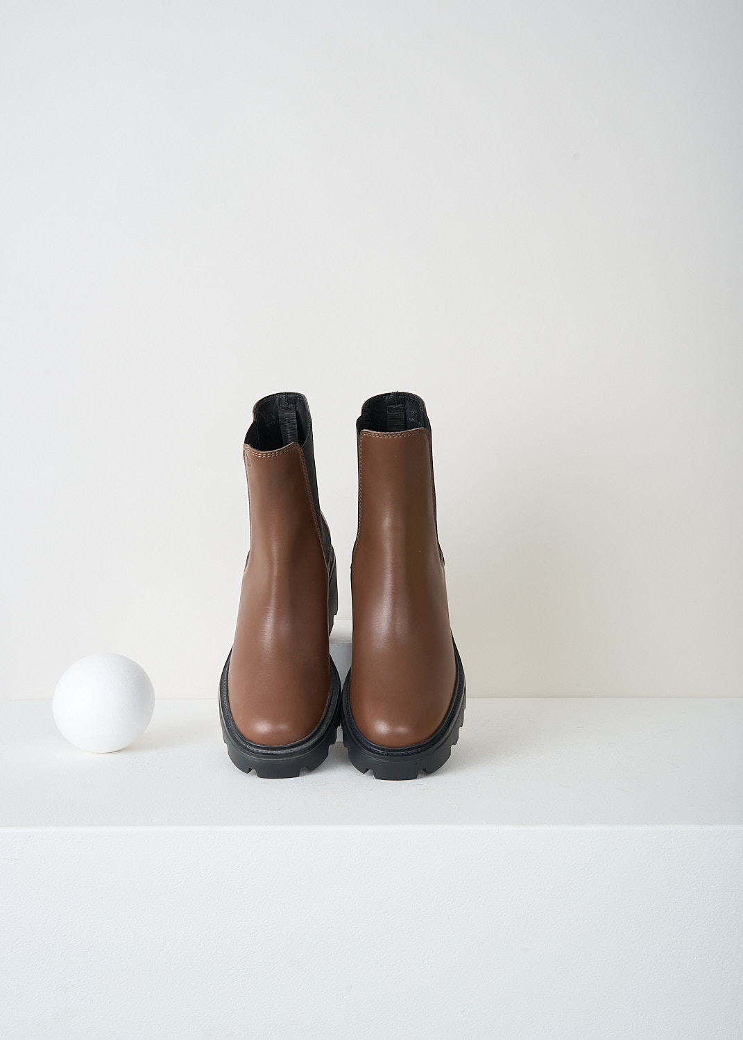 Tod's, Brown Chelsea boots, XXW08D0EA10_D90_S801, Brown, Top, These brown Chelsea boots have elastic gusseted sides. The brand's signature studded sole decorates the heel. 



