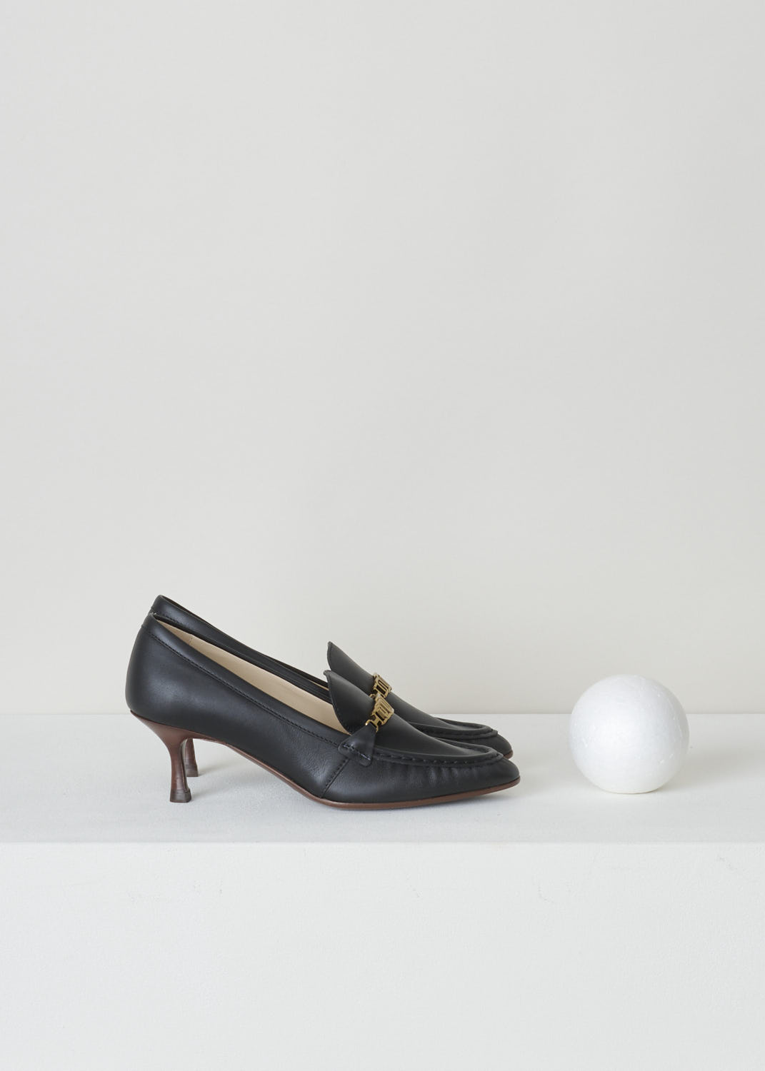 TODS, BLACK LEATHER LOAFERS WITH A TRAPEZOID HEEL, XXW09D0EC80_MID_B999_NERO, Black, Side, Black leather loafers with a wooden trapezoid heel. This model has a pointed toe and a gold-toned buckle decorating the front. Around the trim, subtle pleats can be found.


Heel height: 6 cm / 2.3 inch.