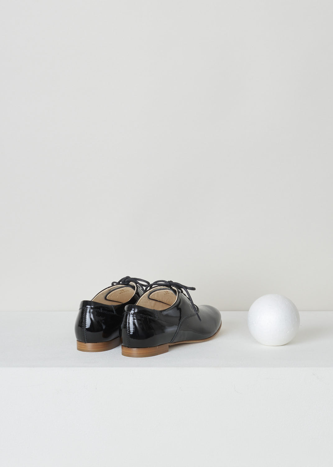 Tods, Black patent leather Oxford shoes, XXW0QT00NN50OW0B999, Black, Back, These black patent leather Oxford shoes. have a rounded toe. The shoes have classic black laces and the sole is a beige color.

