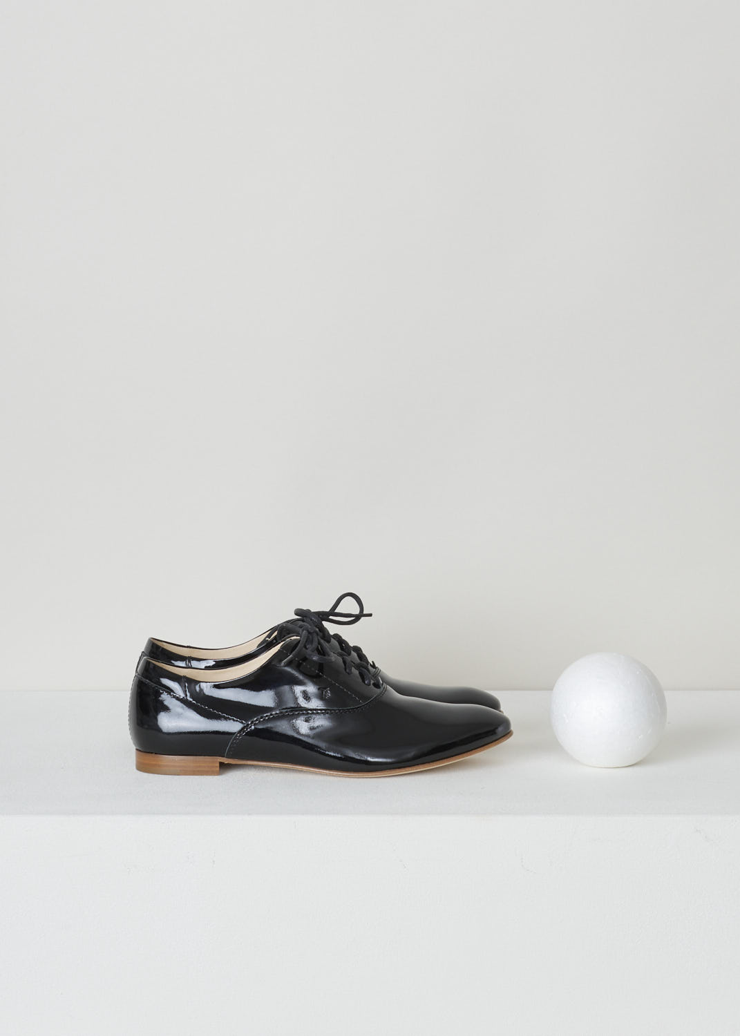 TODS, BLACK PATENT LEATHER OXFORD SHOES, XXW0QT00NN50OW0B999, Black, Side, Black patent leather Oxford shoes. This model has a rounded toe. The shoes have classic black laces. The sole is a beige color. 