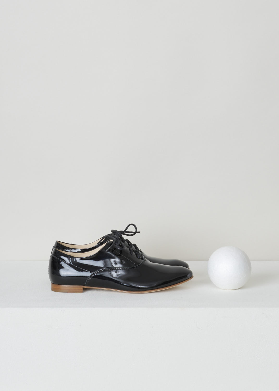 Tods, Black patent leather Oxford shoes, XXW0QT00NN50OW0B999, Black, Side, These black patent leather Oxford shoes. have a rounded toe. The shoes have classic black laces and the sole is a beige color.

