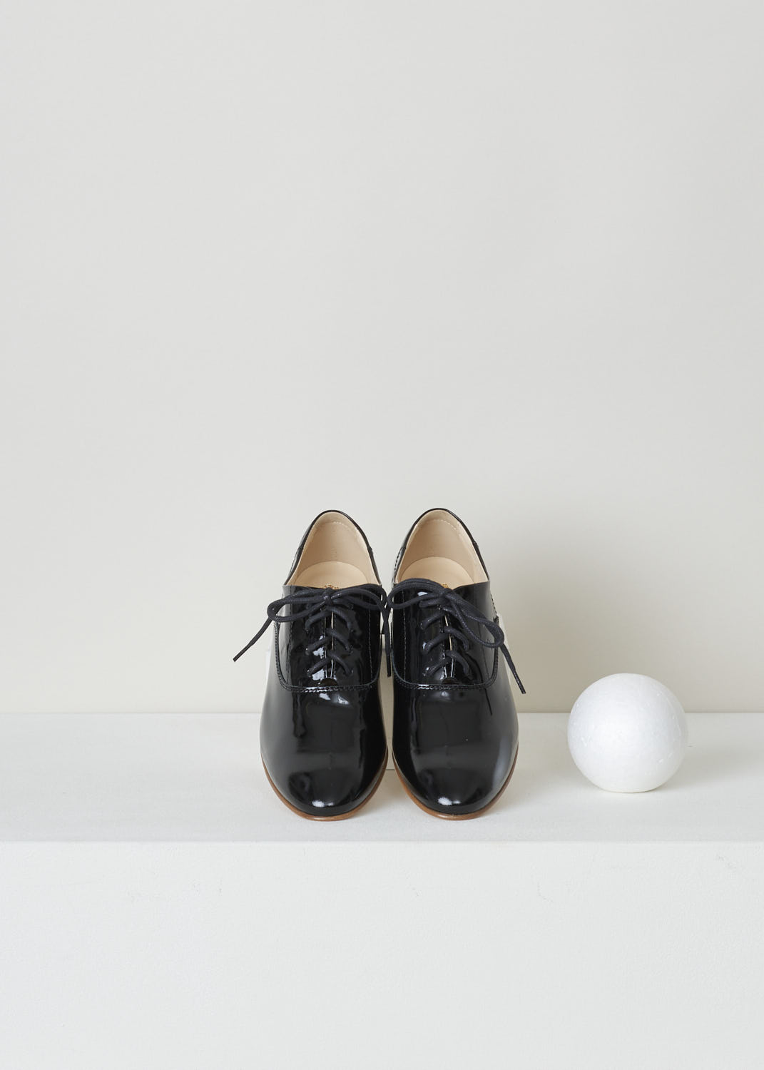 TODS, BLACK PATENT LEATHER OXFORD SHOES, XXW0QT00NN50OW0B999, Black, Top, Black patent leather Oxford shoes. This model has a rounded toe. The shoes have classic black laces. The sole is a beige color. 