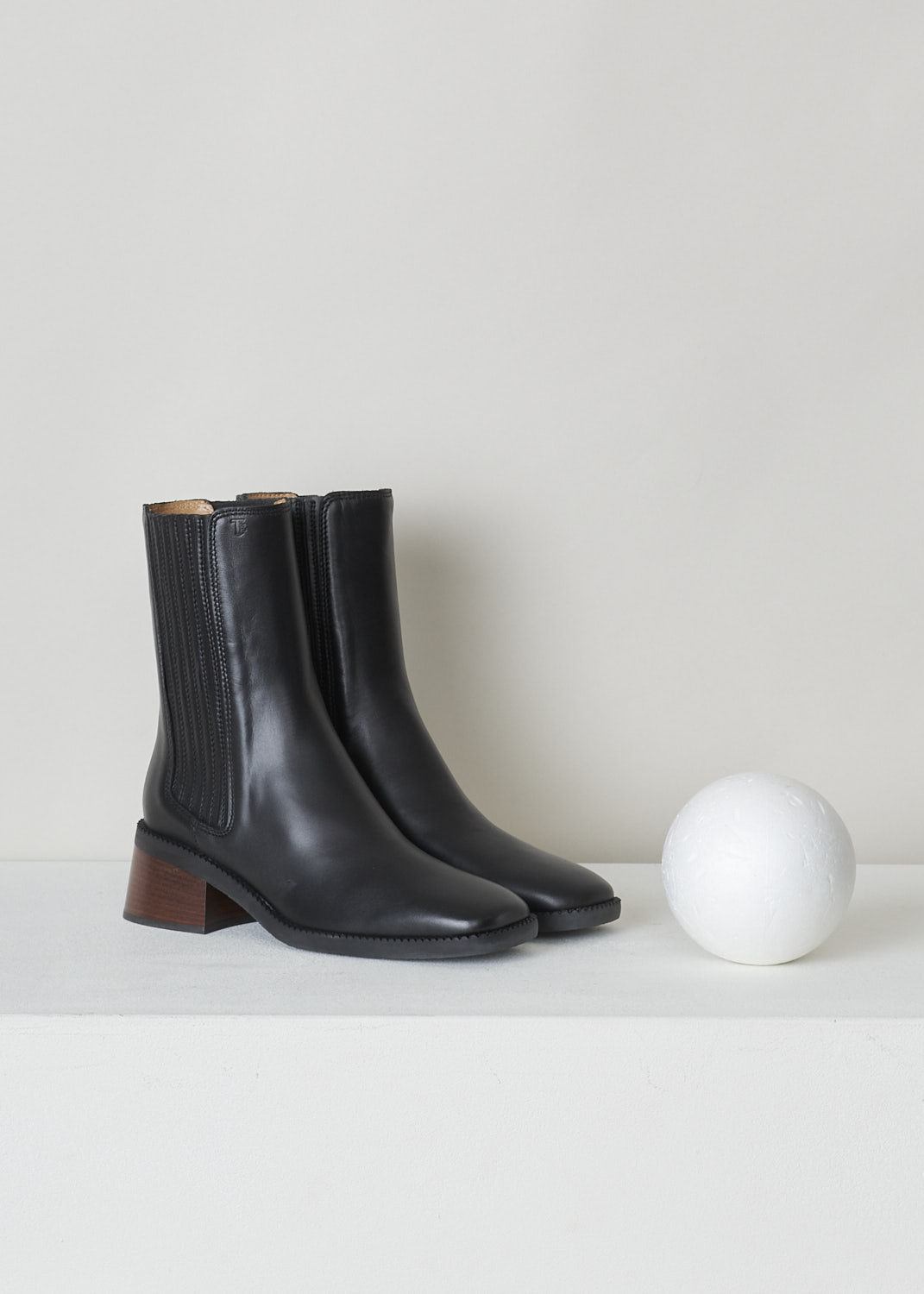 TODS, BLACK BOOTS WITH GUSSETED SIDES, XXW48K0FX80TFSB999_T55_TRONCH_ELAST, Black, Front, These black leather slip-on boots feature elasticated gusseted sides with a ribbed pattern, a squared toe and a block heel in brown. 

