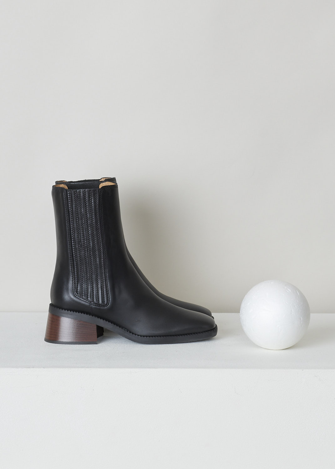 TODS, BLACK BOOTS WITH GUSSETED SIDES, XXW48K0FX80TFSB999_T55_TRONCH_ELAST, Black, Side, These black leather slip-on boots feature elasticated gusseted sides with a ribbed pattern, a squared toe and a block heel in brown. 

