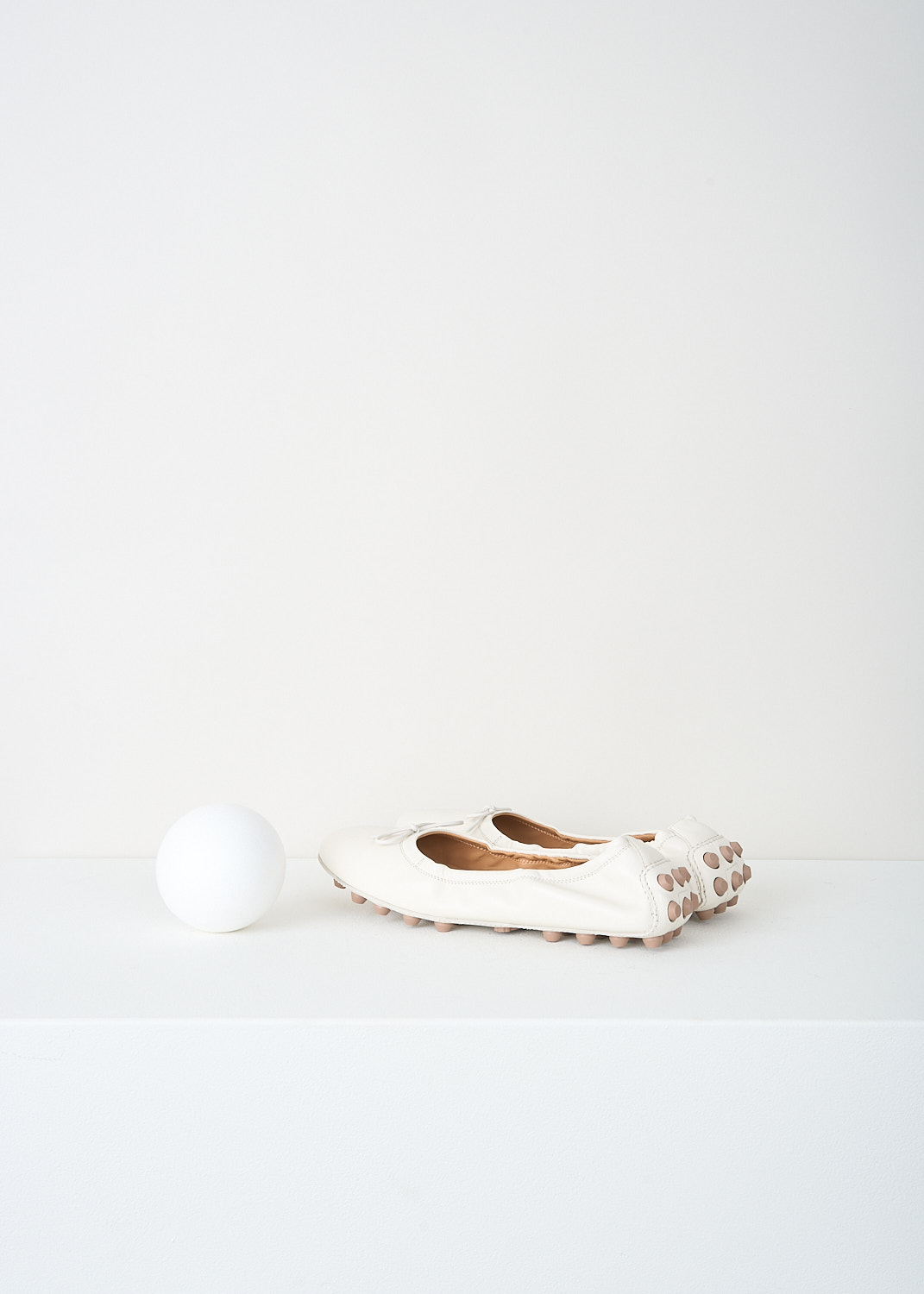 Tod's, Off-white ballerina flats with studded sole, 
XXW76K0HD20_SOM_B013, White, Back, These off-white ballerina flats have a round toe with a decorative bow and a flexibel studded sole that extends up the rear trim.
