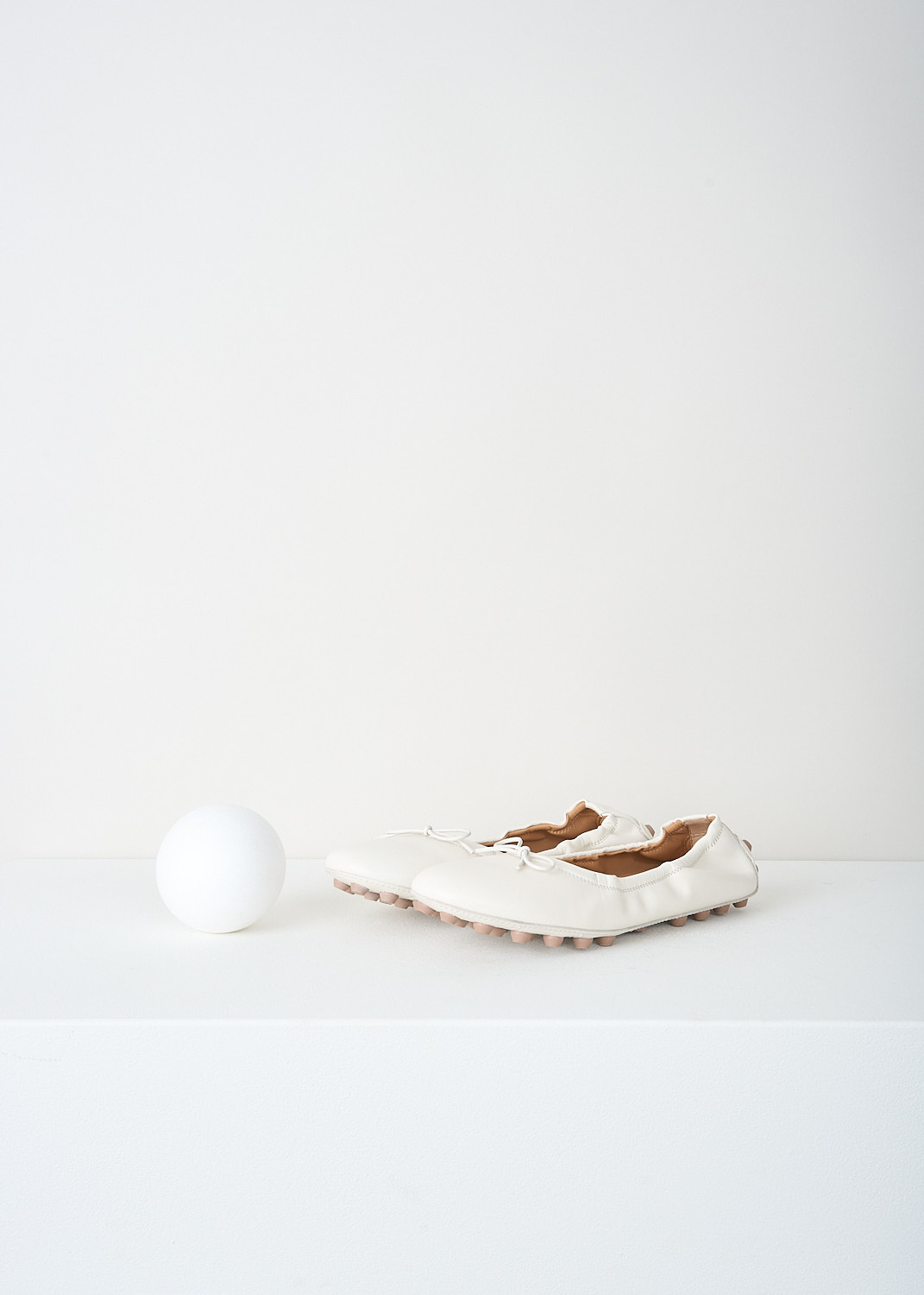 Tod's, Off-white ballerina flats with studded sole, 
XXW76K0HD20_SOM_B013, White, Front, These off-white ballerina flats have a round toe with a decorative bow and a flexibel studded sole that extends up the rear trim.
