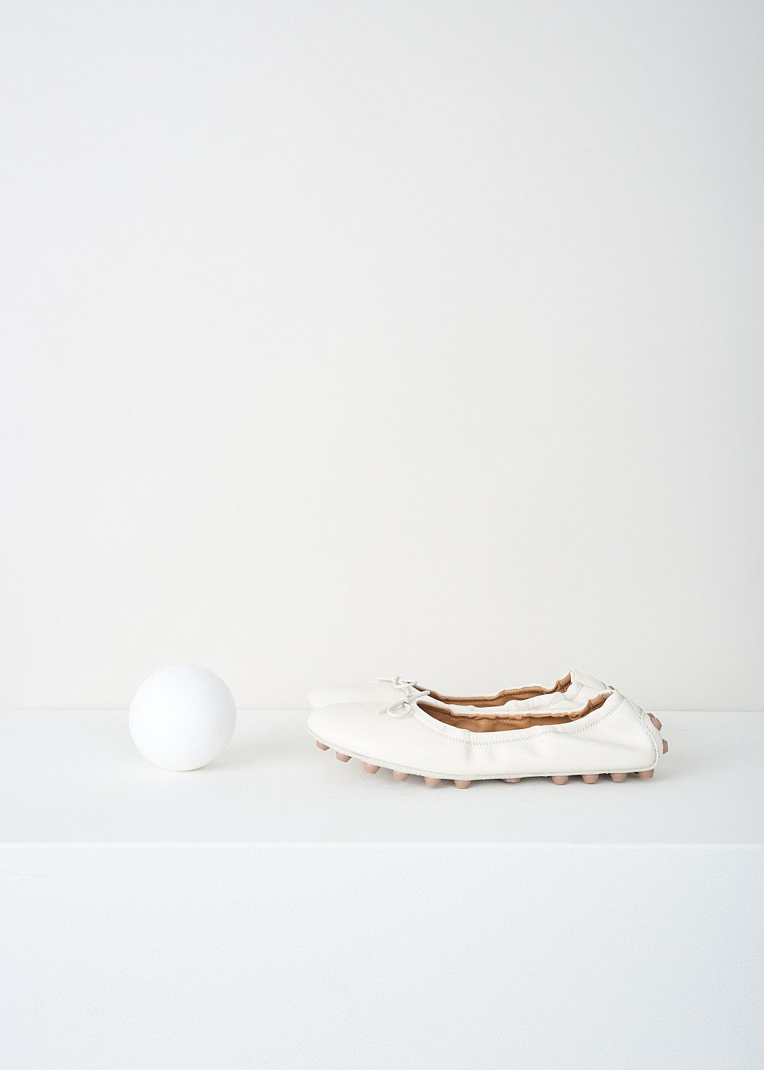 Tod's, Off-white ballerina flats with studded sole, 
XXW76K0HD20_SOM_B013, White, Side, These off-white ballerina flats have a round toe with a decorative bow and a flexibel studded sole that extends up the rear trim.
