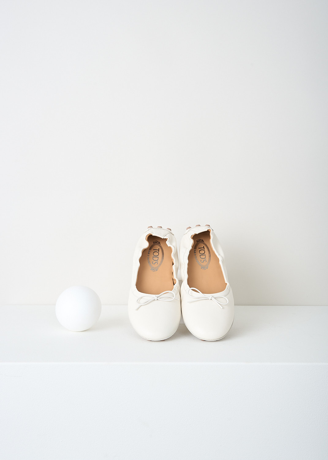 Tod's, Off-white ballerina flats with studded sole, 
XXW76K0HD20_SOM_B013, White, Top, These off-white ballerina flats have a round toe with a decorative bow and a flexibel studded sole that extends up the rear trim.
