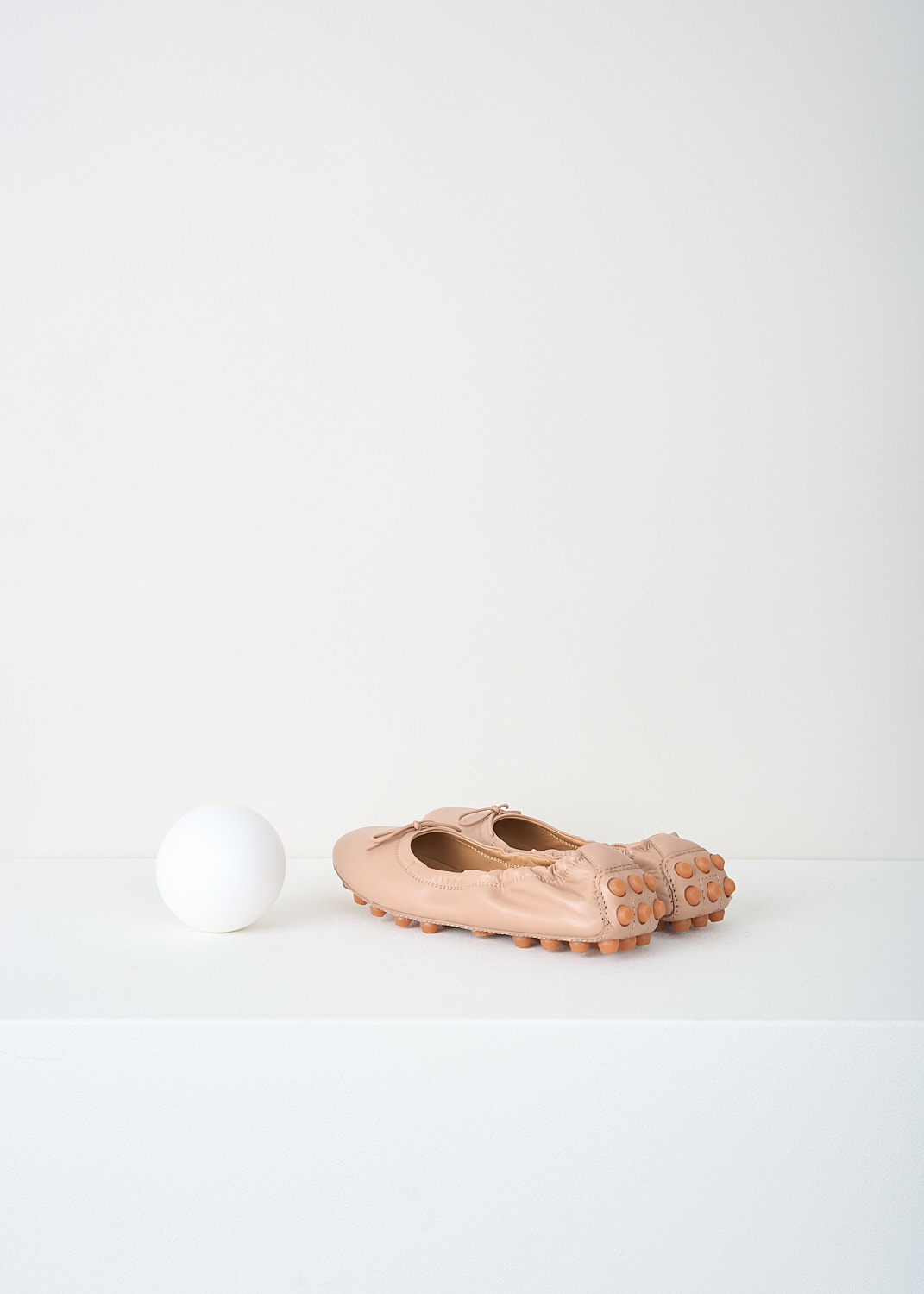 Tod's, Dusky pink ballerina flats with studded soles, XXW76K0HD20_SOM_M033, Pink, Back, These dusky pink ballerina flats have a round toe with a decorative bow and a flexibel studded sole that extends up the rear trim.
