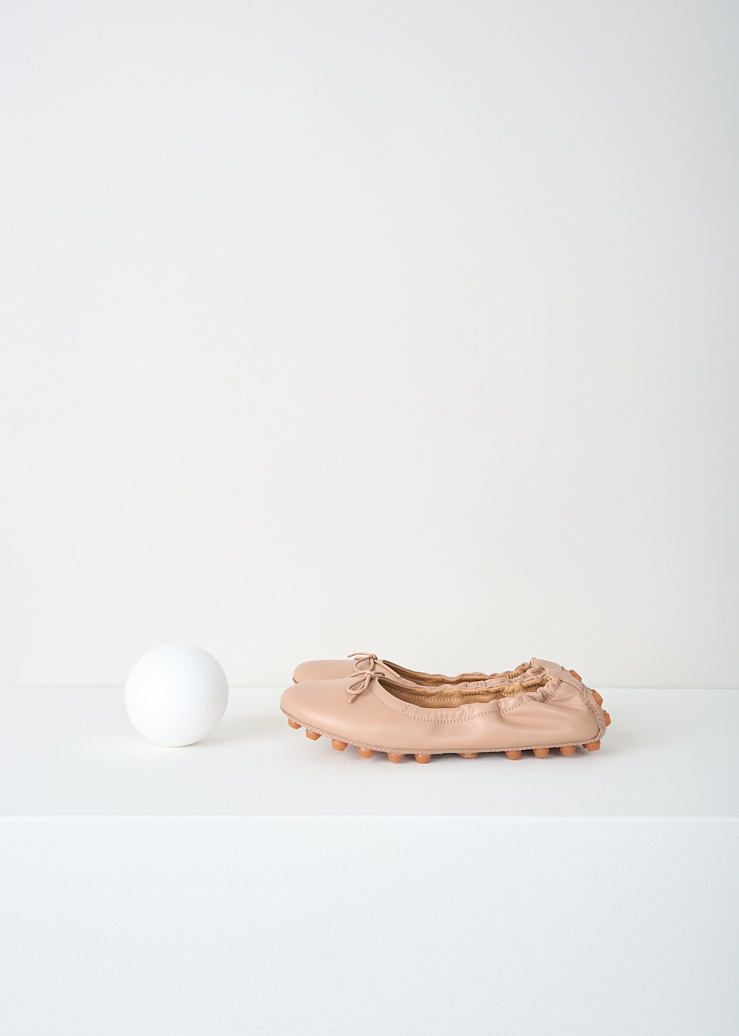 Tod's, Dusky pink ballerina flats with studded soles, XXW76K0HD20_SOM_M033, Pink, Side, These dusky pink ballerina flats have a round toe with a decorative bow and a flexibel studded sole that extends up the rear trim.
