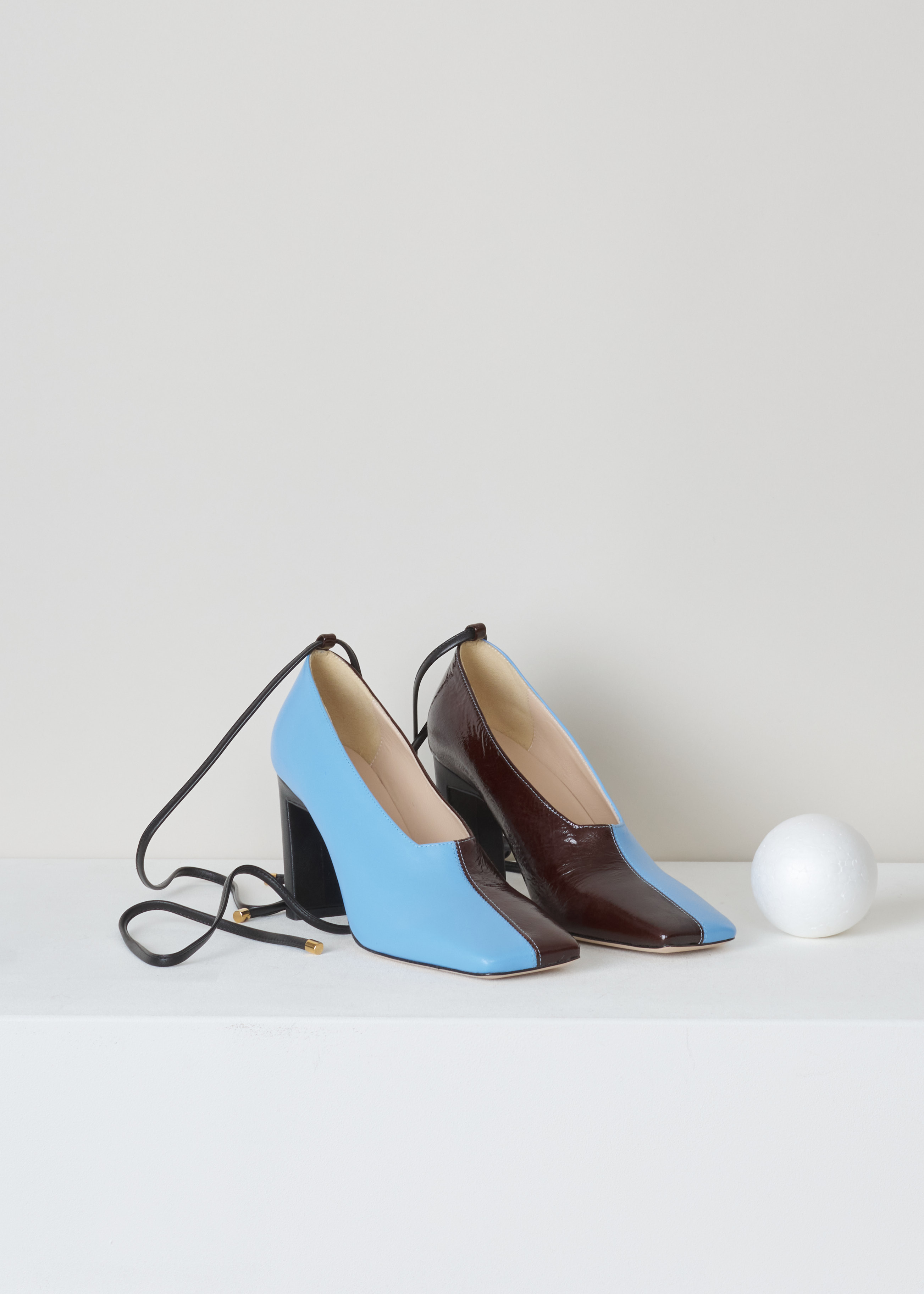 Wandler Isa mule ISA_MULE_RAISIN_MIX raisin mix front. Isa mule in raisin mix with a bold architectural shape, a chic square toe, half blue, half brown. It has a wrap tie ankle fastening and high block heel.

Heel height: 8.5 cm / 3.4 inch.