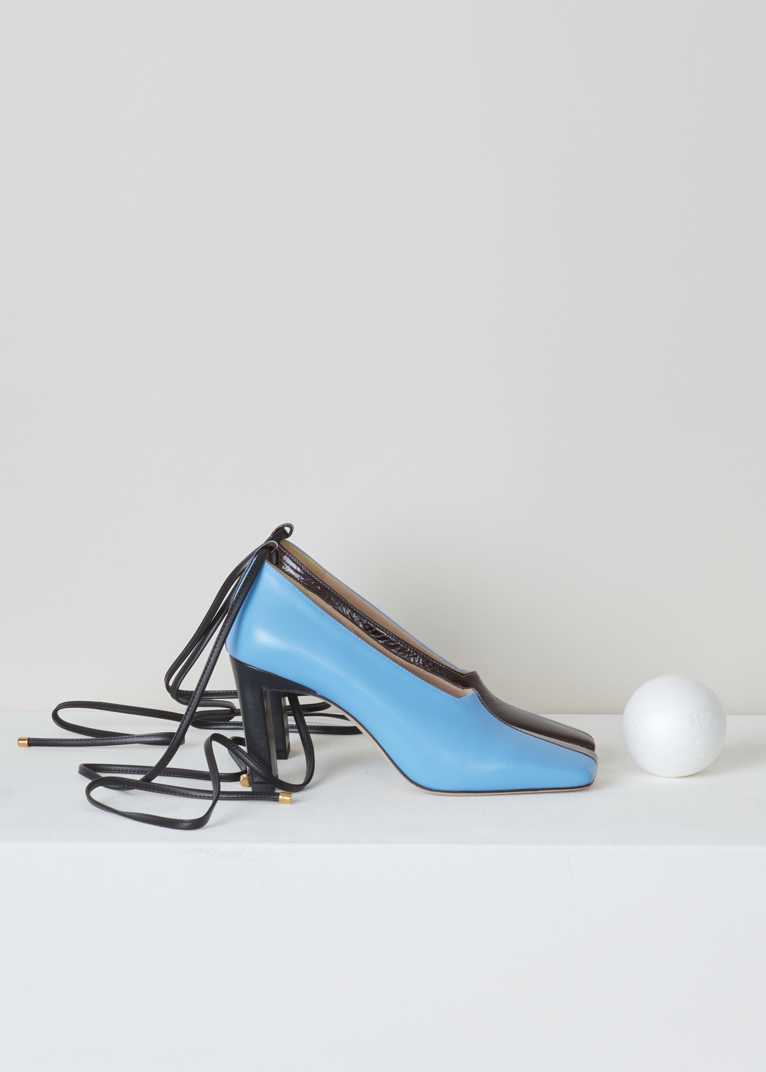 Wandler Isa mule ISA_MULE_RAISIN_MIX raisin mix side. Isa mule in raisin mix with a bold architectural shape, a chic square toe, half blue, half brown. It has a wrap tie ankle fastening and high block heel.

Heel height: 8.5 cm / 3.4 inch.