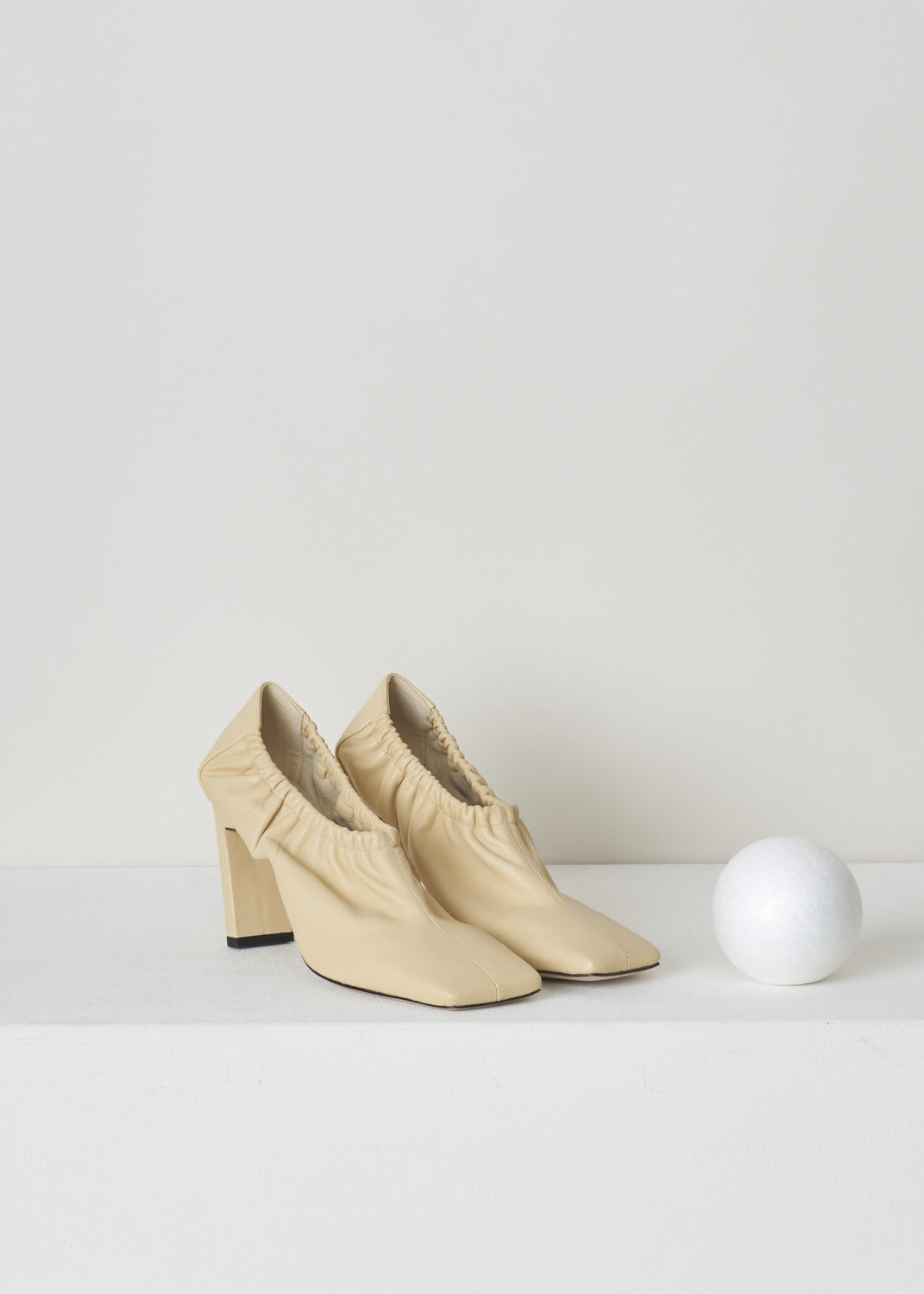 WANDLER, NUDE HEELED MULE WITH ELASTICATED DETAIL, MIA_MULE_21204_221201_1256_CASHEW, Beige, Front, These nude slip-on mule feature a gathered/wrinkled elasticated band around the ankle, a square toe and a block heel.

Heel height: 8.5 cm / 3.3 inch 
