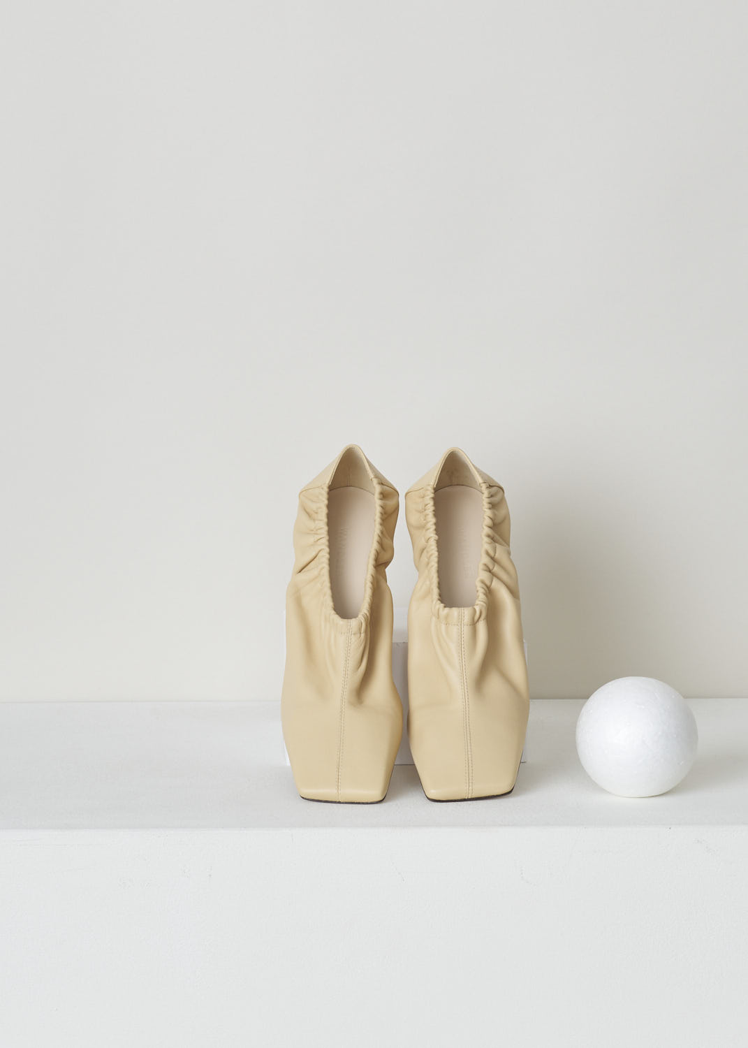 WANDLER, NUDE HEELED MULE WITH ELASTICATED DETAIL, MIA_MULE_21204_221201_1256_CASHEW, Beige, Top, These nude slip-on mule feature a gathered/wrinkled elasticated band around the ankle, a square toe and a block heel.

Heel height: 8.5 cm / 3.3 inch 
