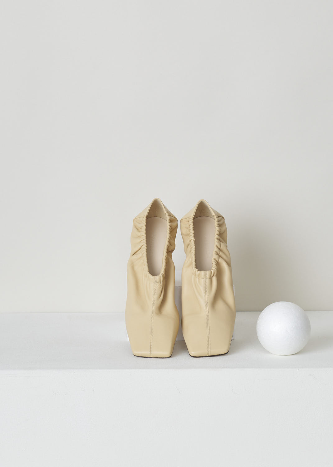 WANDLER, NUDE HEELED MULE WITH ELASTICATED DETAIL, MIA_MULE_21204_221201_1256_CASHEW, Beige, Top, These nude slip-on mule feature a gathered/wrinkled elasticated band around the ankle, a square toe and a block heel.

Heel height: 8.5 cm / 3.3 inch 
