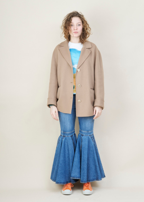ALAÏA, FLARED BLUE DENIM JEANS, AA9P01032T441_CRINOLINE_JEANS, Blue, Back, These high-waisted flared blue denim jeans are fitted to the knee before flaring out in a 70's flounce. These jeans have belt loops, a front button and zip closure and slanted pockets. In the back, these pants have patch pockets and decorative seams. 
